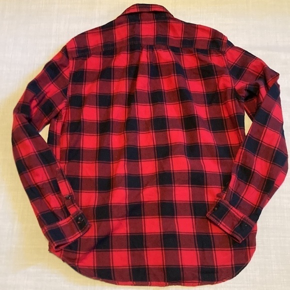 Gap flannel size medium, red and black perfect for fall and winter button up - Picture 9 of 9